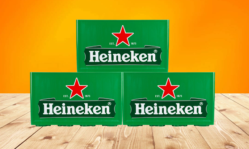 Drie Heineken kratten gestapeld op een houten vloer